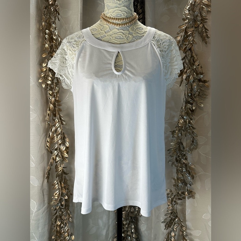 Torrid White Lace Sleeve Keyhole‎ Top - Size 00 (M/L 10) - NWT